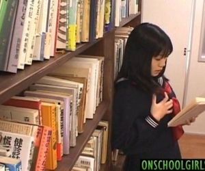 Saya Misaki Arouses nứt nẻ với chiếc dương vật rung sao dưới váy tại thư viện 10 anh min