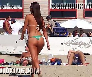 Parfait latina attrapé au l' Plage dans Un thong bikini! 1 min 39 sec hd